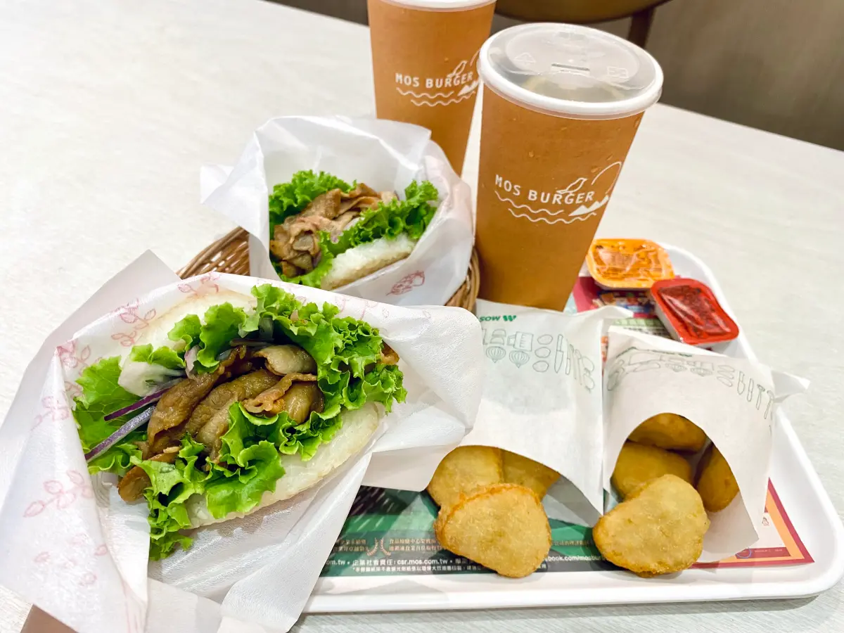 ▲今9月29日教師節補假！10月摩斯漢堡「買一送一、第二杯10元」國際咖啡日優惠，雙十連假「百元套餐、第二套6折」；德克士炸雞「買一送一」週末優惠吃到月中。（圖／記者蕭涵云攝）
