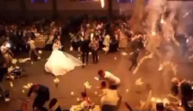 新人相擁中「天花板燃燒掉落」！伊拉克婚禮傳火警　釀至少113死