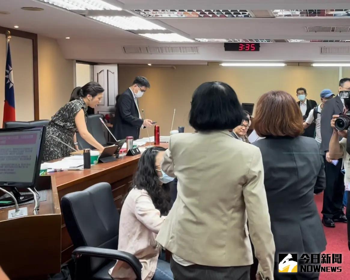 ▲立法院火災警報今天在質詢過程中突然大響，引起現場人員驚慌。（圖／記者林志怡攝，2023.09.27）