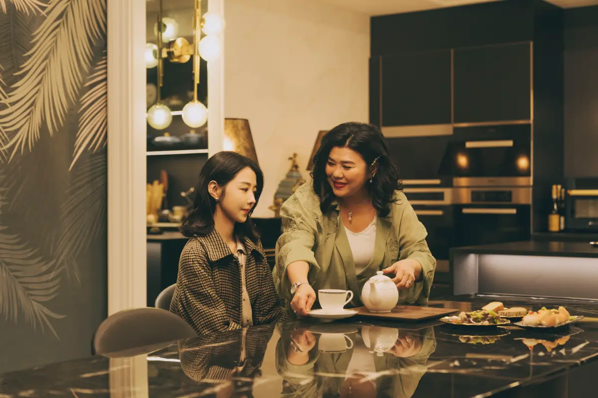 ▲林美秀（右）和邵雨薇首度合作《惡女》，她直呼邵雨薇超難搞，甚至被對方激發出黑暗面。（圖／CATCHPLAY提供）