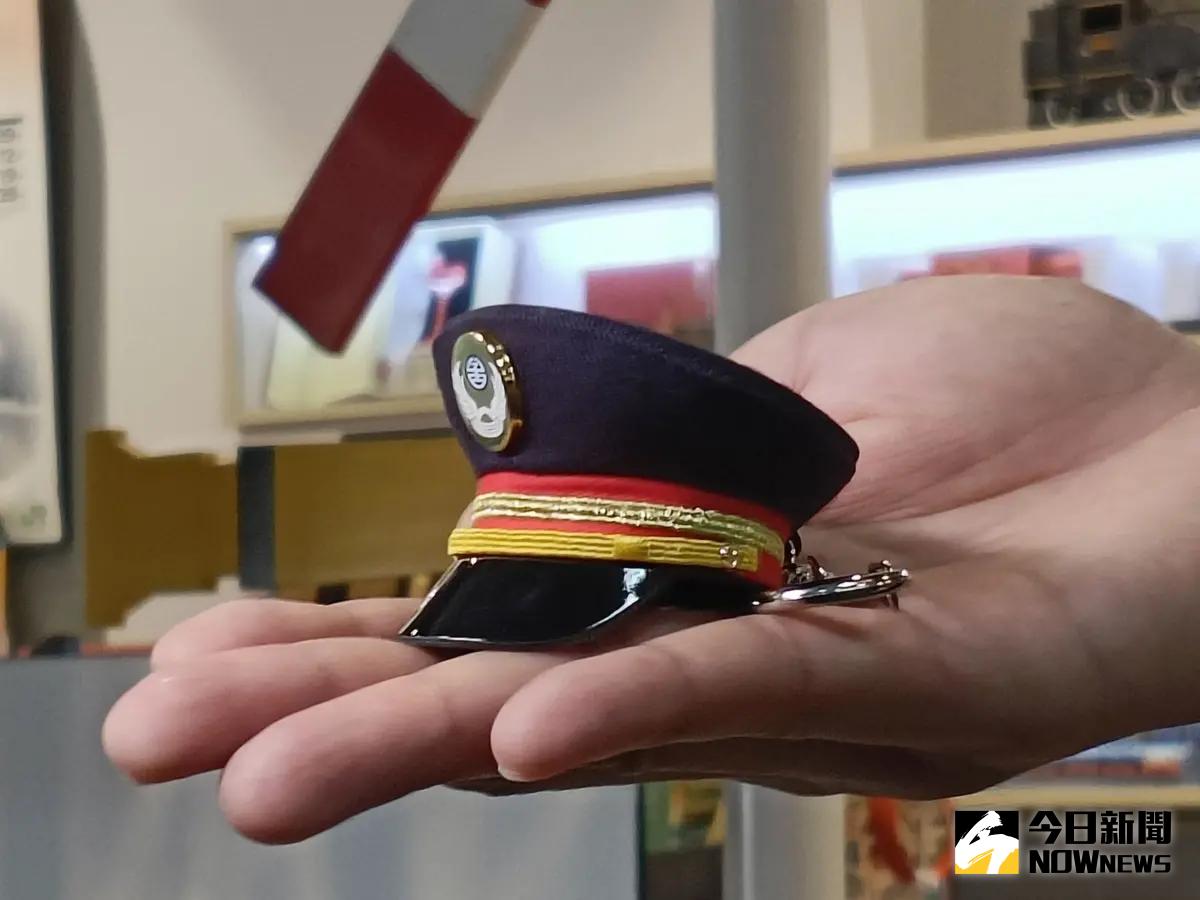 ▲台鐵「特等站站長帽」一卡通。（圖／記者許若茵攝，2023.09.27）