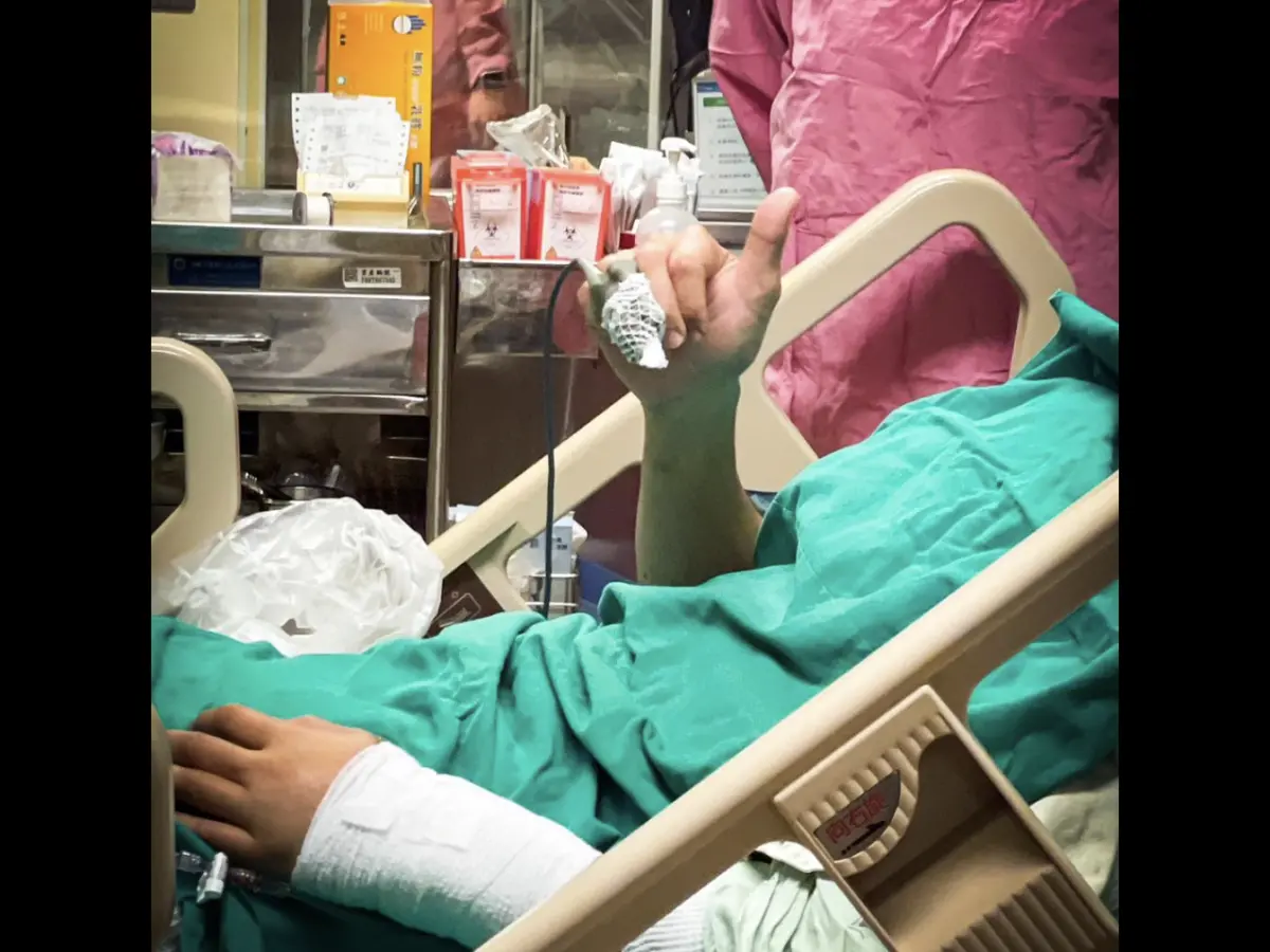 ▲明揚國際公司日前發生大火，慘釀成9死、110傷、1失聯，一名英勇的林姓消防員臉和四肢嚴重燒燙傷，仍隔著窗戶，不斷「比讚」展現堅強意志；林男妻子也在臉書對丈夫深情喊話。（圖／翻攝周春米臉書）