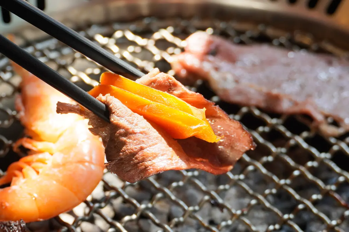 ▲身份證、健保卡有「1、0」中兩碼，或姓名有「雙十國慶」任1字，免費升級烏魚子、胭脂蝦、和牛吃到飽。（圖／馬辣集團）