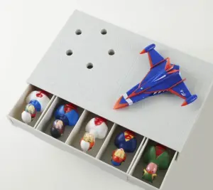 ▲家樂福推出《科學小飛俠》人物造型筆和戰鬥機「鳳凰號」收藏盒組。（圖／品牌提供）