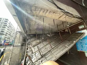 北市重慶北路騎樓坍塌！天花板輕鋼架掉落　幸無人傷亡
