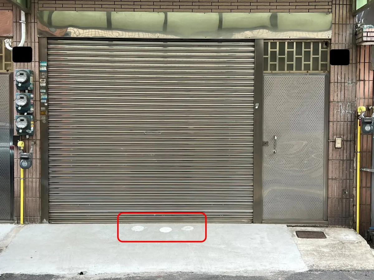 ▲透天房屋住戶則可檢視房屋前（後）方鄰接公共排水溝處是否有直徑15公分並標示「污水」字樣的白色塑膠或金屬製的孔蓋。（圖／新竹縣政府提供）