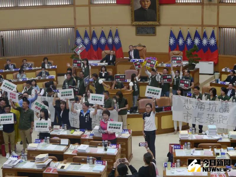▲侯友宜缺席市議會施政總質詢改由副市長劉和然報告,藍綠兩黨分別舉牌及相互吶喊對峙。(圖 /記者吳嘉億攝,2023.09.27)