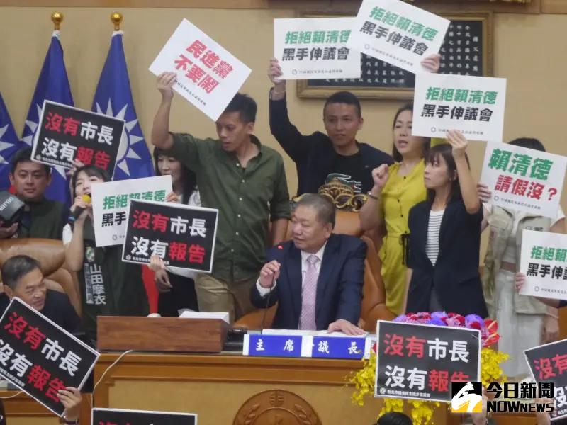 ▲國民黨及無黨籍議員跑到議長主席台前要求開會,民進黨團也衝上前喊沒有市長沒有報告。(圖 /記者吳嘉億攝,2023.09.27)