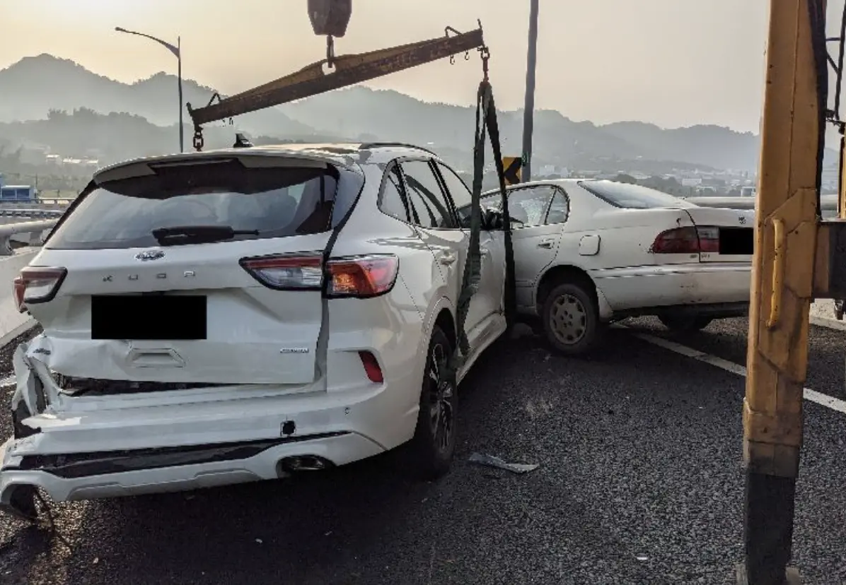 ▲今（27）日上午6時許，國道4號發生一起車禍，65歲的王姓男子疑似因為上錯車道，駕駛白色轎車逆向上匝道，和正在下匝道的沈姓男子發生碰撞。（圖／翻攝畫面）