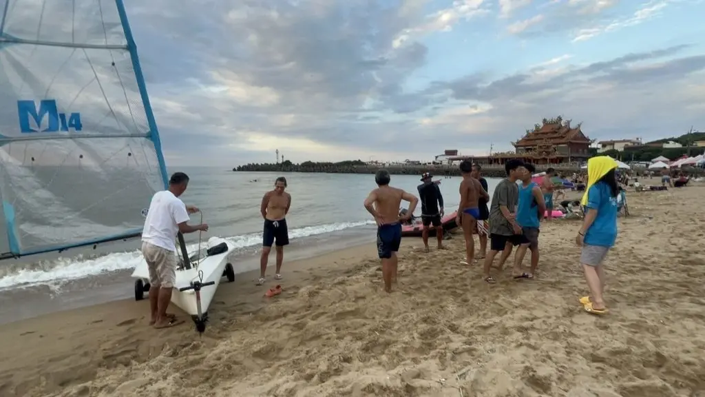 ▲福隆帆船俱樂部詹姓執行長8月12日酒後駕駛快艇後方拖著帆船，撞傷在福隆公共海灘遊玩的7歲男童，家長向媒體投訴質疑警方吃案。新北市瑞芳警分局表示，一切依法處理。圖為事發當時畫面。（圖／中央社）