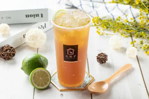 中秋節烤肉必喝!CoCo、萬波「4杯100元」 手搖飲料「買一送ㄧ」 ▲大苑子中秋節翡翠檸檬大杯「買2送1」。(圖/大苑子提供)