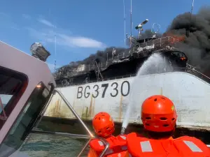 鳳鼻頭外海火燒船　海巡3艇馳援滅火、救出11人
