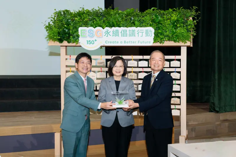 ▲總統蔡英文(中)親自蒞臨玉山ESG永續倡議行動,由玉山創辦人黃永仁(右)、金控董事長黃男州(左)致贈象徵著共融共好、永續台灣的琉璃紙鶴,祝福台灣更好、世界更好。(圖/玉山銀行提供)