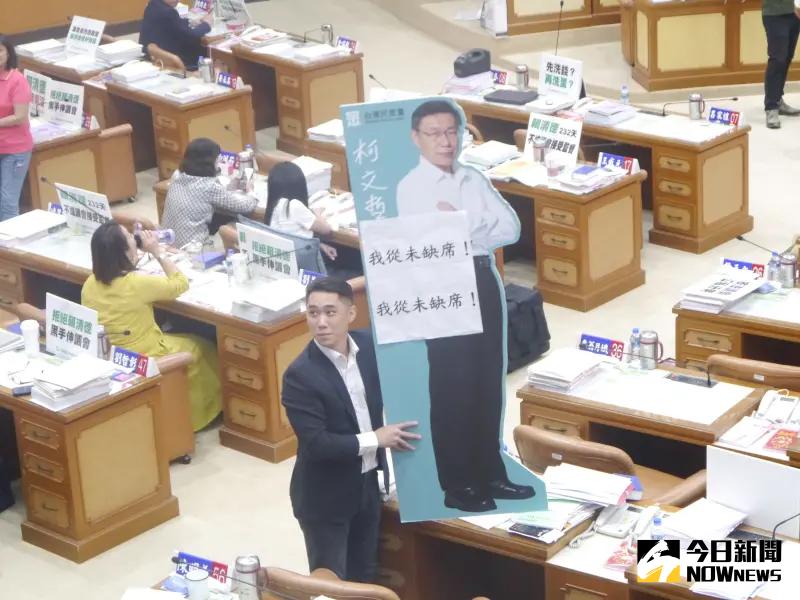 ▲陳世軒拿出「我從未缺席」的民眾黨主席柯文哲人形立牌與國民兩黨各自代表的侯友宜、賴清德相抗衡。(圖 /記者吳嘉億攝,2023.09.27)