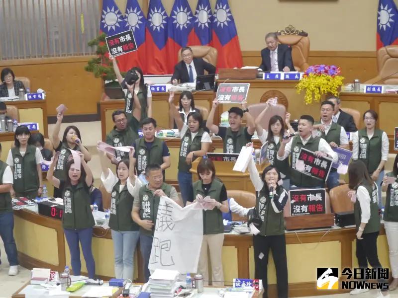 ▲新北市議會民進黨團將沒有署名侯友宜的書面施政報告書撕毀,表達抗議之意。(圖 /記者吳嘉億攝,2023.09.27)