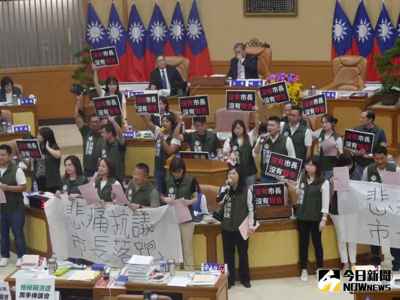 ▲新北市議會民進黨團霸佔發言台進行抗議動作,大聲喊到「侯友宜回來報告」。(圖 /記者吳嘉億攝,2023.09.27)