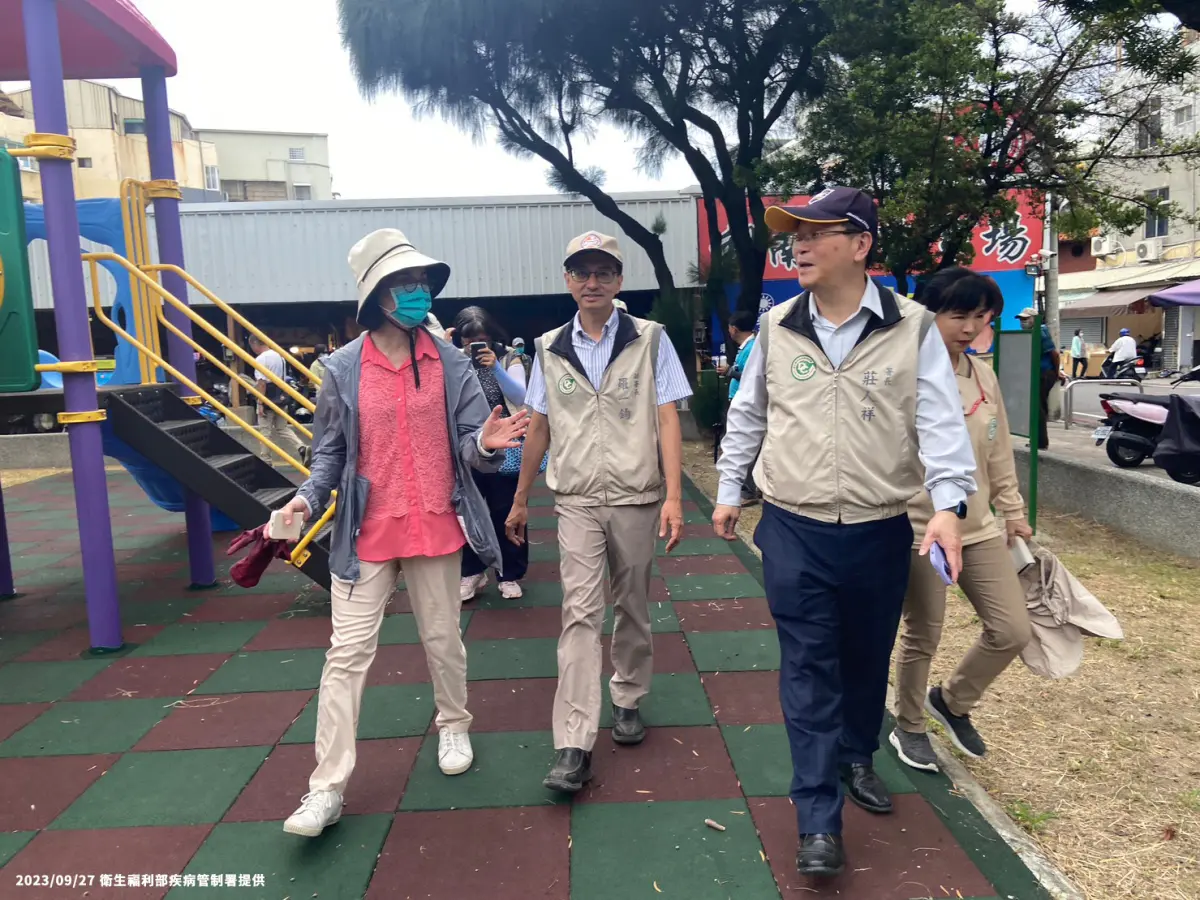 ▲衛福部疾管署長莊人祥今（27）日赴台南視察天溝防治情況。（圖／疾管署提供）