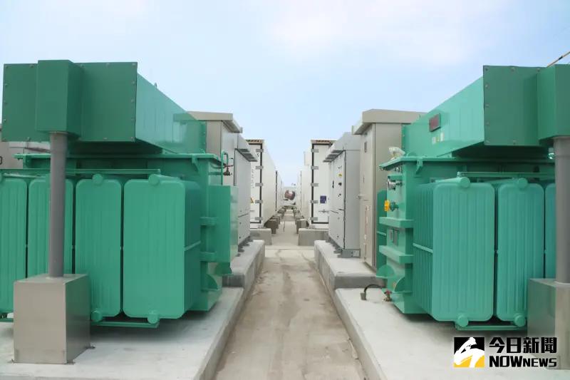 ▲位在台南七股的志光太陽能電廠,得標經濟部能源局「光儲合一」系統計畫,為大亞集團的能源鏈管理版圖再攻下一城。圖為志光儲能系統(圖/攝影記者陳明中)