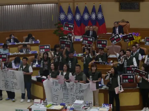 侯友宜缺席市議會施政總質詢改由副市長劉和然報告,民進黨團拉白布條佔據發言台高喊沒市長沒報告。(圖 /記者吳嘉億攝,2023.09.27) ▲侯友宜缺席市議會施政總質詢改由副市長劉和然報告,民進黨團拉白布條佔據發言台高喊沒市長沒報告。(圖 /記者吳嘉億攝,2023.09.27)