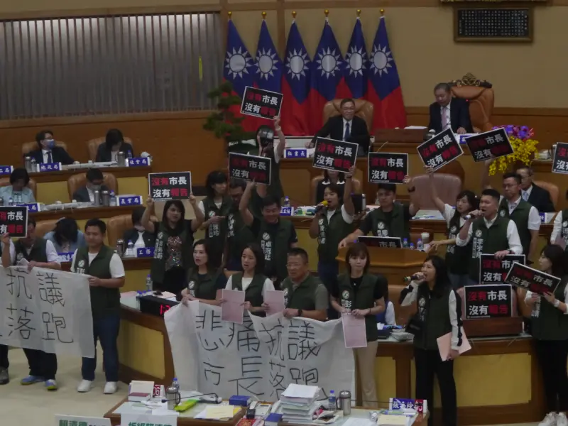 ▲侯友宜缺席市議會施政總質詢改由副市長劉和然報告,民進黨團拉白布條佔據發言台高喊沒市長沒報告。(圖 /記者吳嘉億攝,2023.09.27)