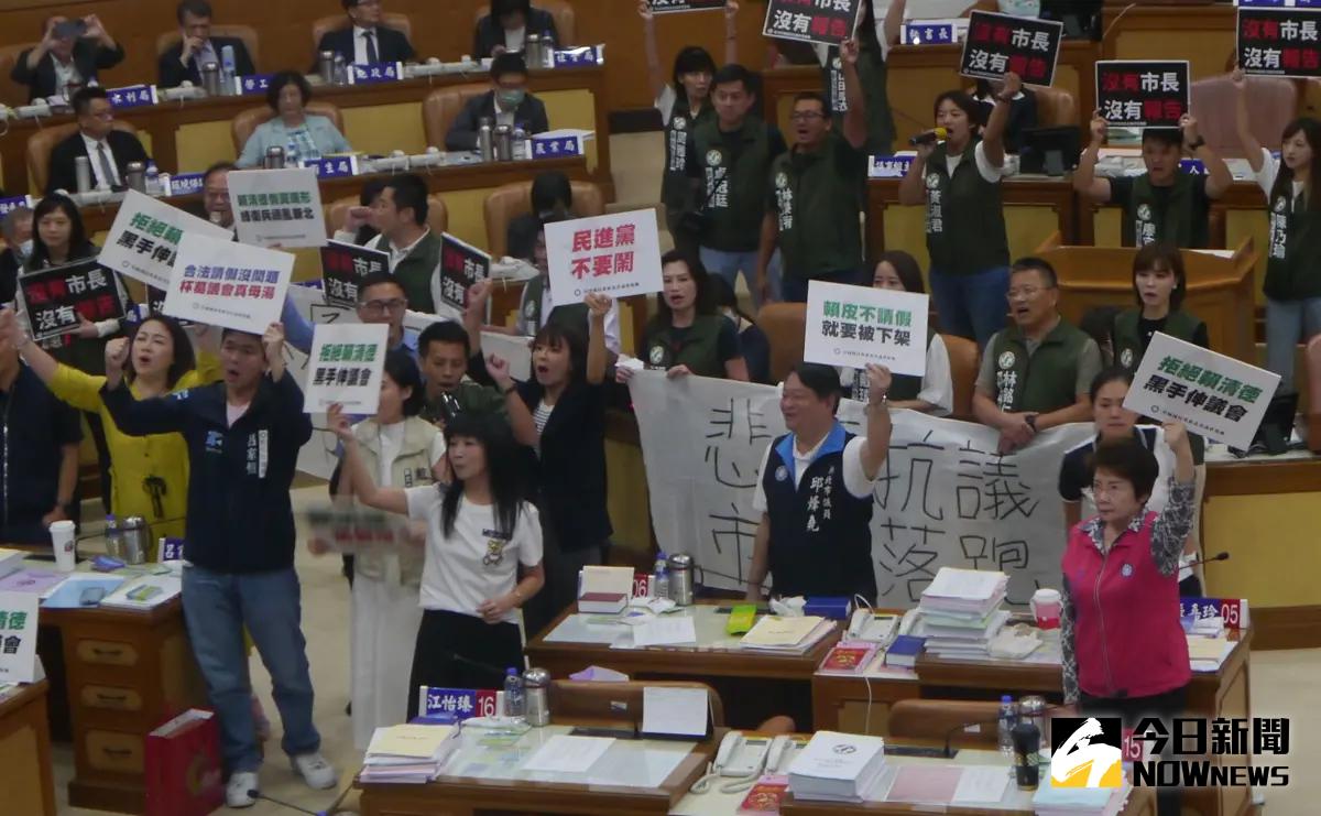 ▲針對新北議會民進黨團占據發言台喊話侯友宜回來報告，國民黨團奉勸賴清德不要伸黑手進來。（圖 ／記者吳嘉億攝，2023.09.27）