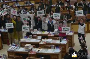 針對新北議會民進黨團占據發言台喊話侯友宜回來報告,國民黨團奉勸賴清德不要伸黑手進來。(圖 /記者吳嘉億攝,2023.09.27) ▲針對新北議會民進黨團占據發言台喊話侯友宜回來報告,國民黨團奉勸賴清德不要伸黑手進來。(圖 /記者吳嘉億攝,2023.09.27)