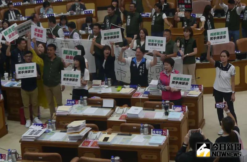 ▲針對新北議會民進黨團占據發言台喊話侯友宜回來報告,國民黨團奉勸賴清德不要伸黑手進來。(圖 /記者吳嘉億攝,2023.09.27)