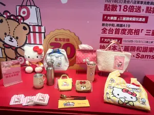 環球購物中心週年慶推出《三麗鷗大明星》經典人氣角色Hello Kitty聯名會員禮可兌換。(圖/記者鍾怡婷攝) ▲環球購物中心週年慶推出《三麗鷗大明星》經典人氣角色Hello Kitty聯名會員禮可兌換。(圖/記者鍾怡婷攝)