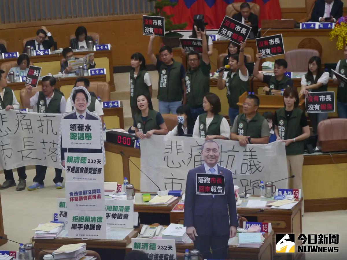 ▲針對藍綠黨團為了侯友宜缺席施政報告吵成一團，民眾黨新北市議員陳世軒轟藍綠根本烙跑一家親。（圖 ／記者吳嘉億攝，2023.09.27）