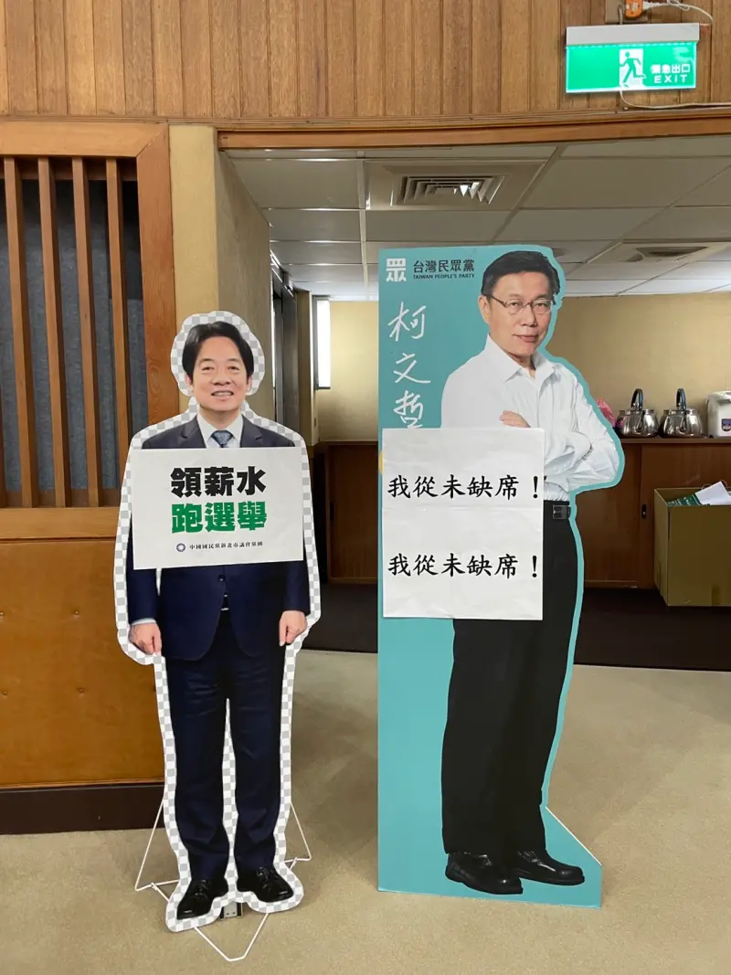 ▲國民黨黨團搬出賴清德的人形立牌來嘲諷,陳世軒則拿出柯文哲的人形立牌彼此較勁。(圖 /新北市議員陳世軒提供)