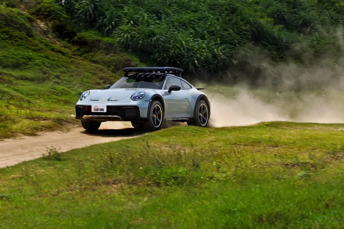 ▲ 【試駕】實在太好玩了！沒想到竟然能開著Porsche 911 Dakar去玩沙 