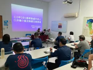 移民署屏東縣專勤隊邀請屏東地檢署蕭惠予檢察官擔任「2合1選舉查察專案查賄技巧精進講習」講座。(圖/移民署提供) ▲移民署屏東縣專勤隊邀請屏東地檢署蕭惠予檢察官擔任「2合1選舉查察專案查賄技巧精進講習」講座。(圖/移民署提供)