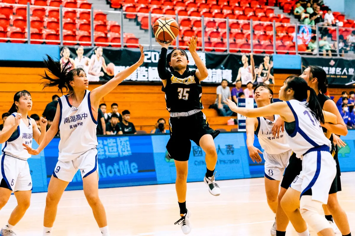 ▲日本高知中央高校殺紅眼，終場以110比34狂勝南湖高中76分。官方提供