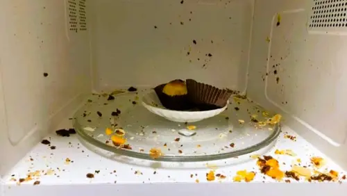 蛋黃酥微波會爆炸！消防局：幾秒就爆開　兩招最佳加熱法像剛出爐
