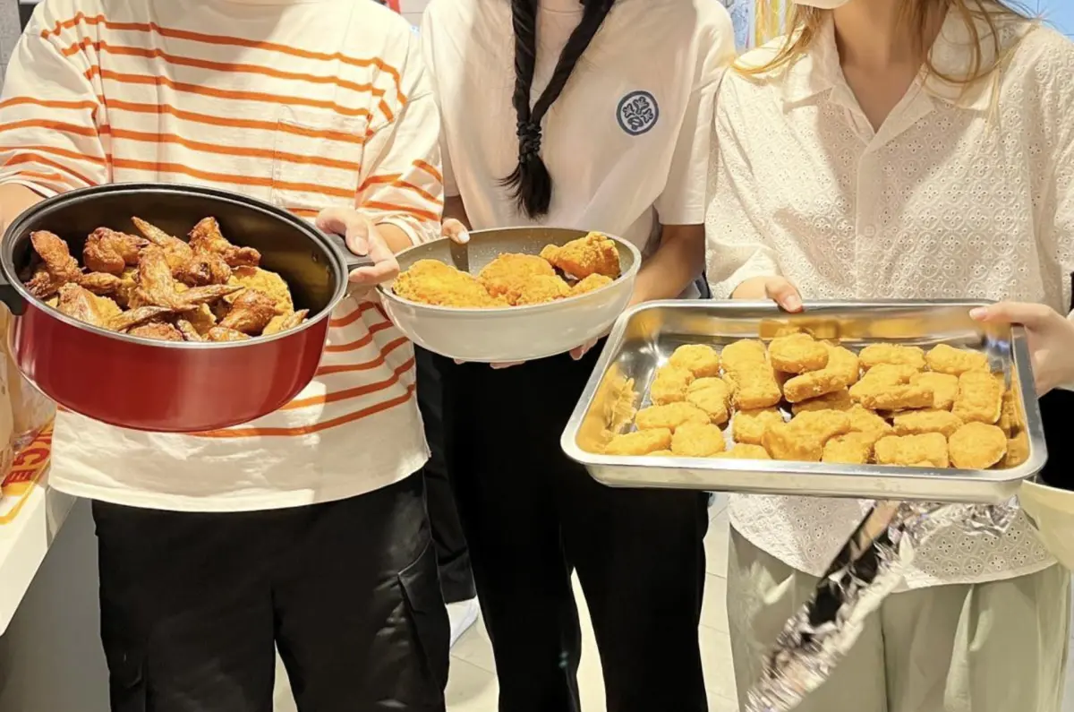 ▲百萬網紅蔡阿嘎招待整間工作室午餐吃麥當勞，並交代員工用鍋子裝餐點，已經藉此將所有《七龍珠Z》相關聯名商品入手。（圖／翻攝自蔡阿嘎臉書）