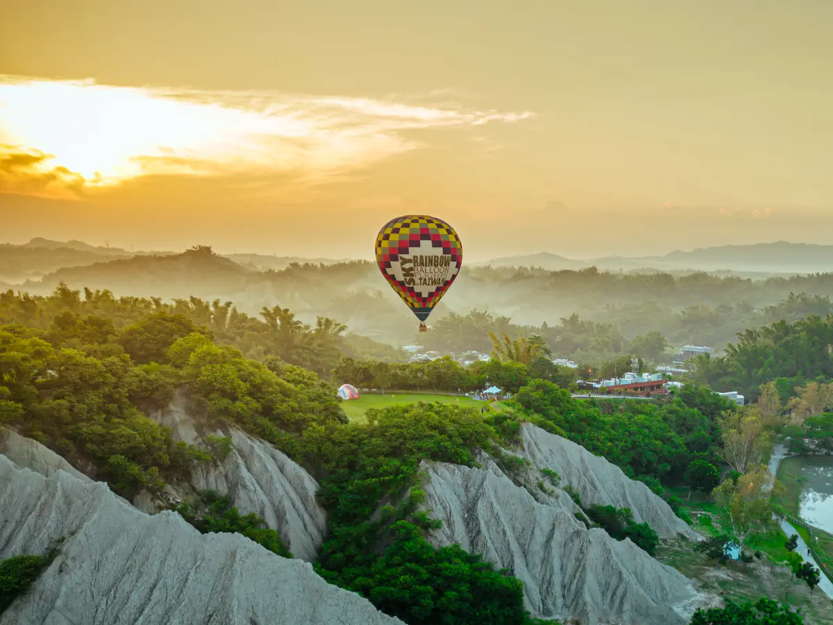 ▲中秋連假好去處，全台有多樣人氣夯爆的活動，像是高雄「2023高雄愛．月熱氣球」繫留體驗已於上周展開，本周地點在田寮月世界，之後將轉至愛河。（圖／高雄市政府觀光局提供）