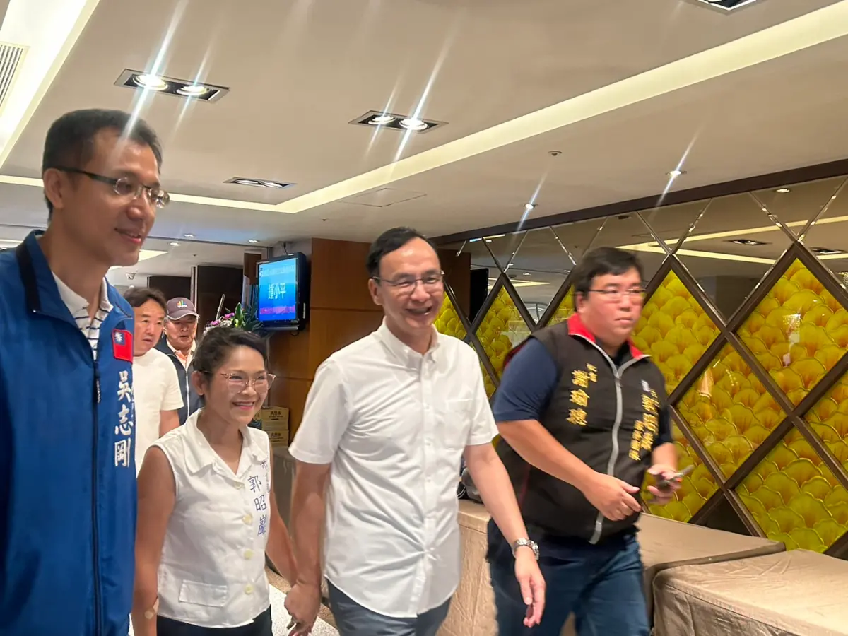 ▲國民黨主席朱立倫與台北市議員郭昭巖一起進場。（圖／記者林怡昕攝，2023.09.28）