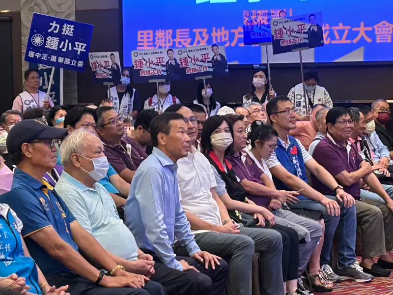 ▲台北市議員郭昭巖（右3）原本還坐在第一台，不過鍾小平上台致詞時卻不見蹤影。（圖／記者林怡昕攝，2023.09.28）