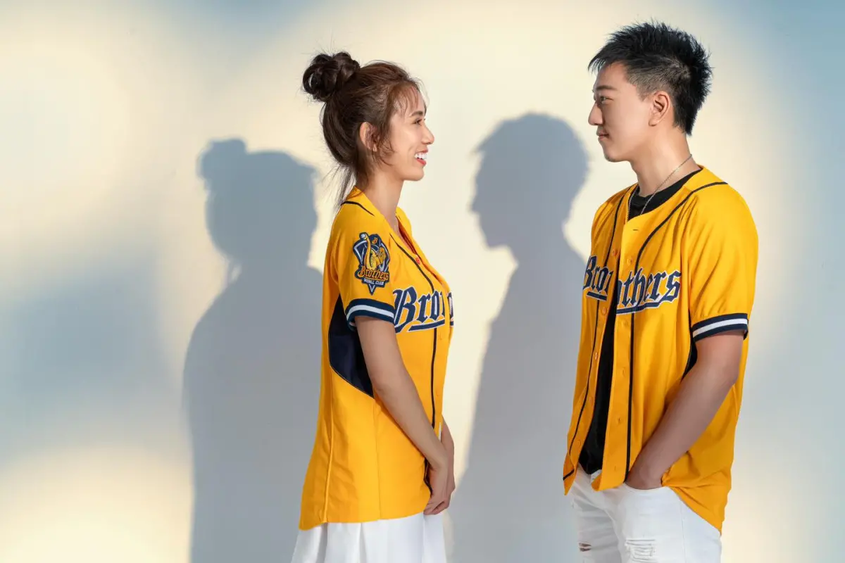 ▲PS女孩貴貴（左）宣布婚訊，老公正面曝光。（圖／翻攝自Z咖小模-貴貴 Sammy臉書）