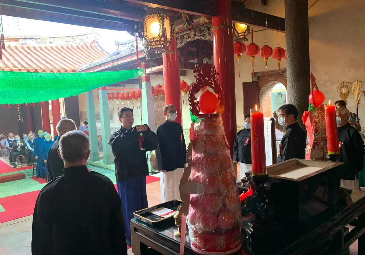 ▲大觀書社「至聖先師孔子誕辰2573週年釋奠典禮」由新北市副市長劉和然身穿長袍馬褂擔任主祭。（圖 ／新北市政府教育局提供）