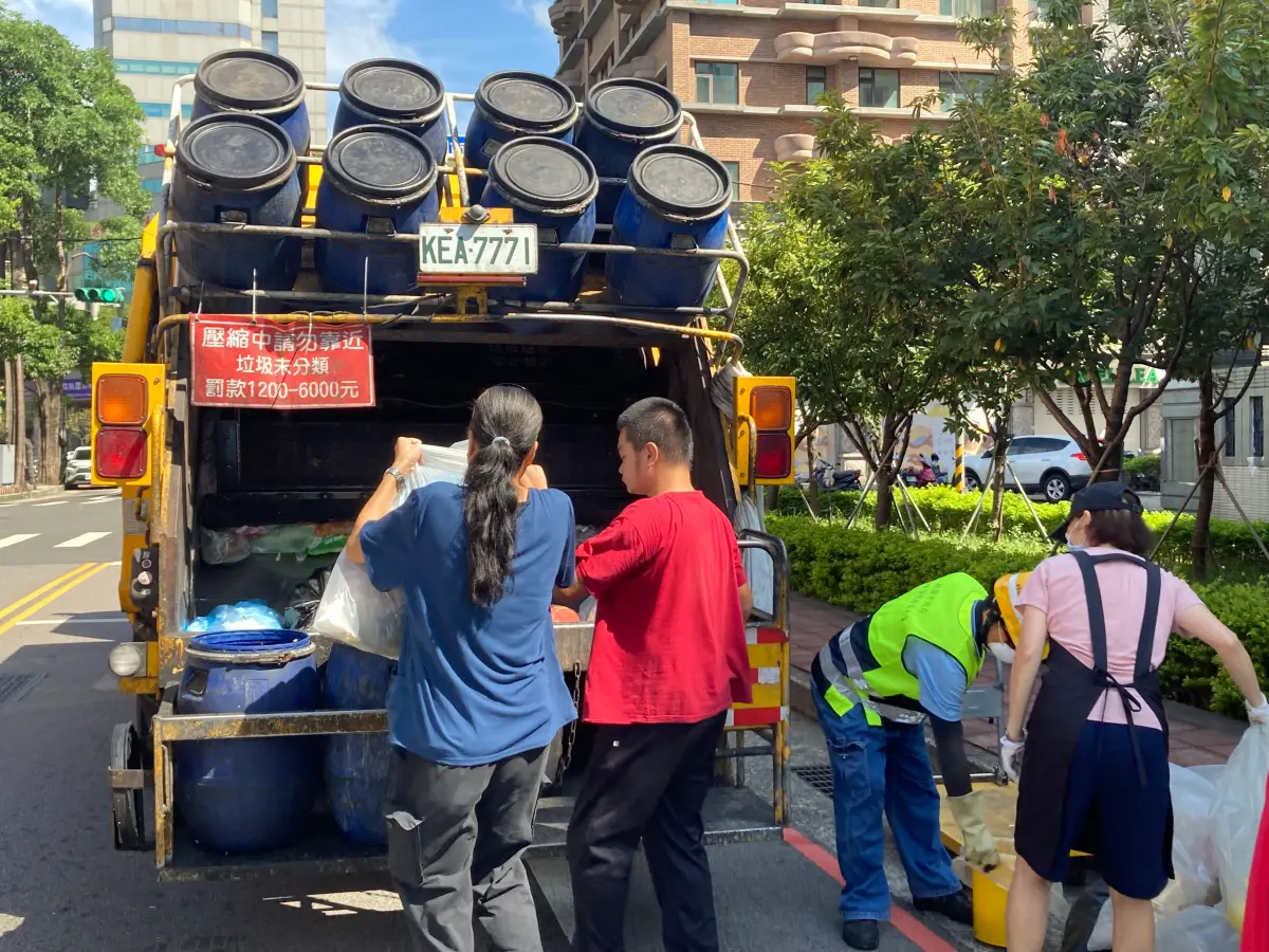 ▲環保局表示，中秋連假期間比照平日，除10月1日（星期日）照例不收垃圾外，9月29日（五）中秋節當天、9月30日（六）仍維持正常收運。（圖／桃園市政府環保局提供）