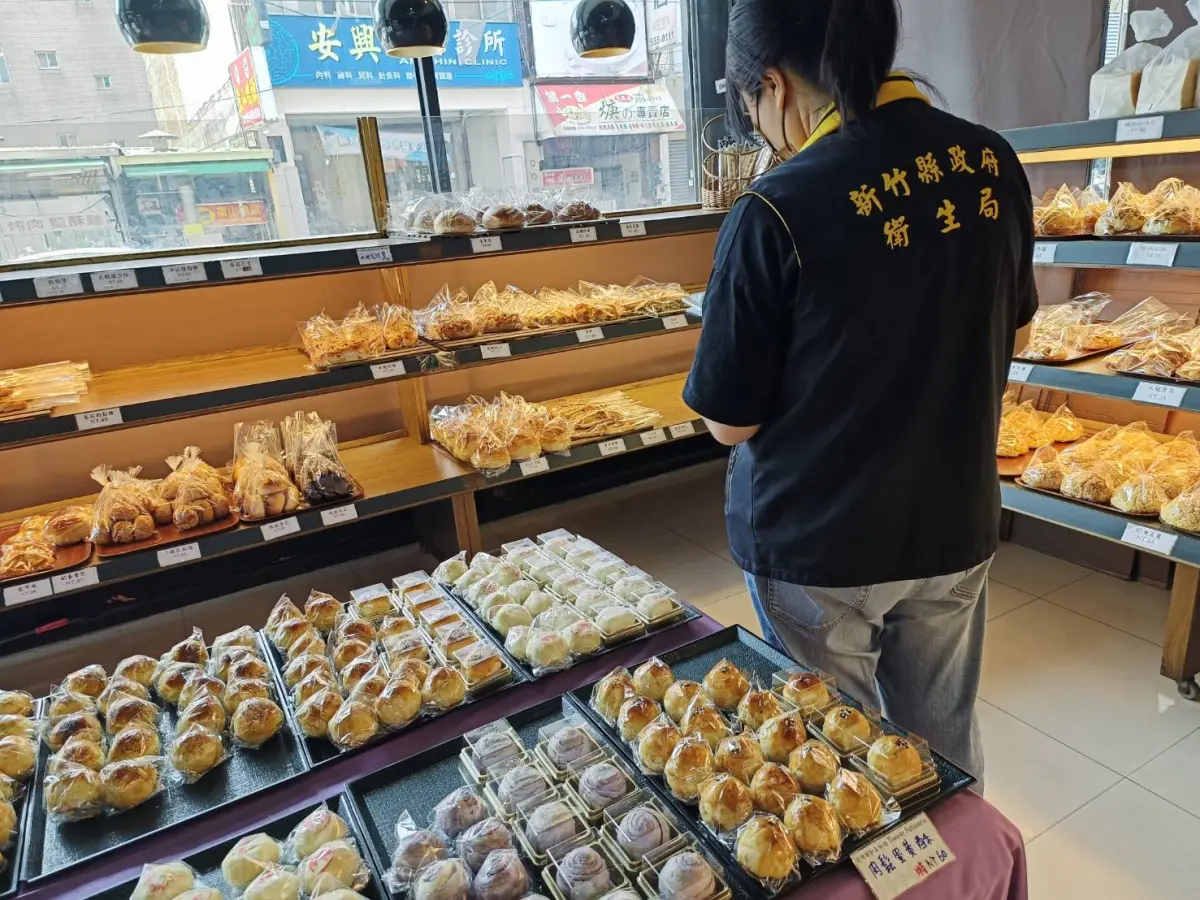 ▲新竹縣政府衛生局針對節慶食品店家產品完成抽驗，共查驗54件，其中1件綠豆椪防腐劑不符規定，已立即令業者下架該產品。（圖／新竹縣政府提供）