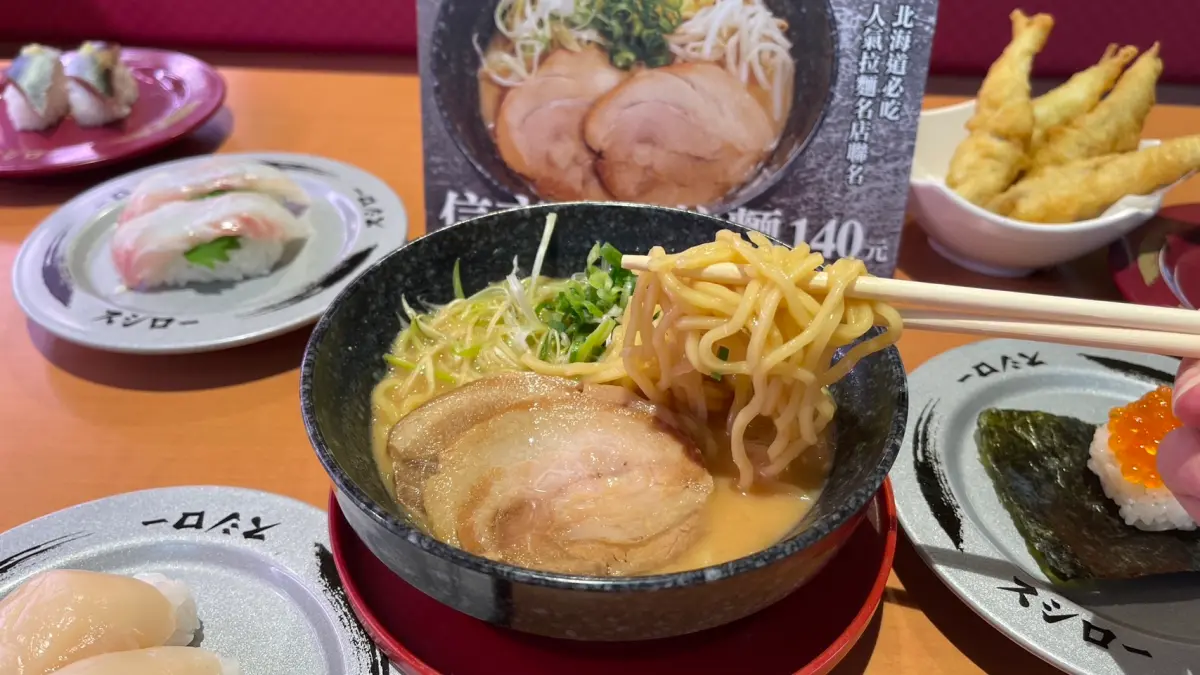 ▲寒流來襲吃碗碗熱騰騰的拉麵！迴轉壽司店台灣壽司郎烏龍麵「加量不加價」，不只爽吃「雙倍炸蝦」，還有6片豆皮有夠狂！丸龜製麵聯名馬來貘紅包袋，開運抽獎免費吃烏龍麵或炸雞。（圖／壽司郎提供）