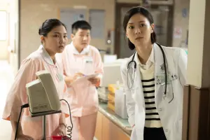 ▲《和平歸來》由鍾瑤（右）主演，飾演住院醫師陳郁美。（圖／公視提供）