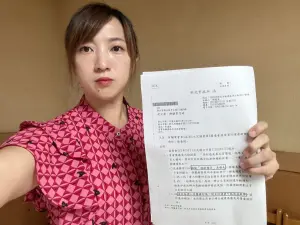 ▲陳乃瑜拿出市府回拒研議凍卵補助提案公文，對侯友宜提出凍卵補助政見，再問新北市府要不要先推動。（圖 ／新北市議員陳乃瑜提供）