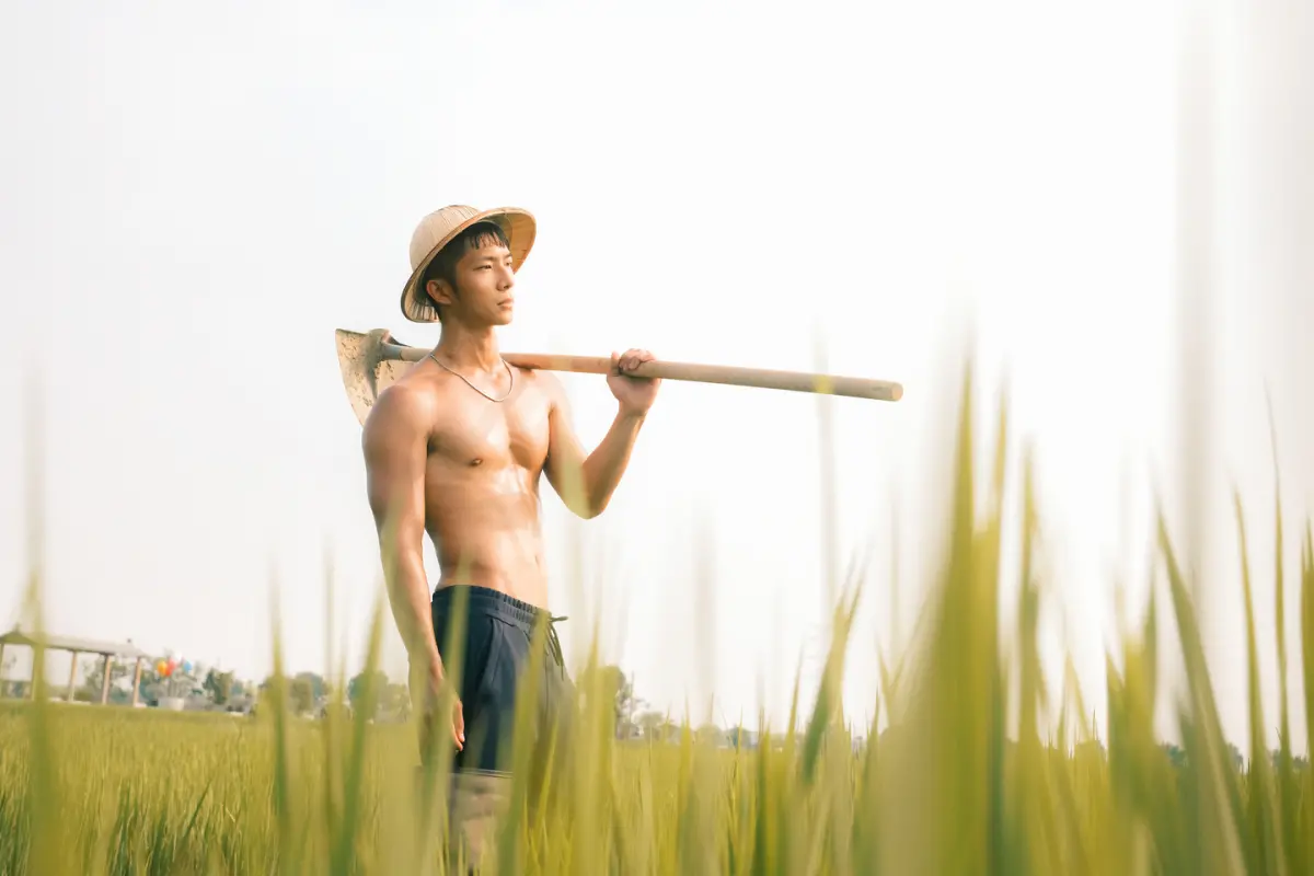 ▲不讓消防猛男專美於前，「有朝一日．西螺小農」粉專再推2024「猛農民曆」，此次將猛農陣容從6位增加至12位，即起開放預購。（圖／翻攝挖貝網站）