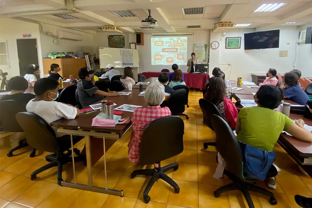 ▲勞動部潮州就業中心舉辦就業促進課程，透過講師的分享，進一步豐富了他們對相關產業和創業的知識。（圖／高屏澎東分署提供）