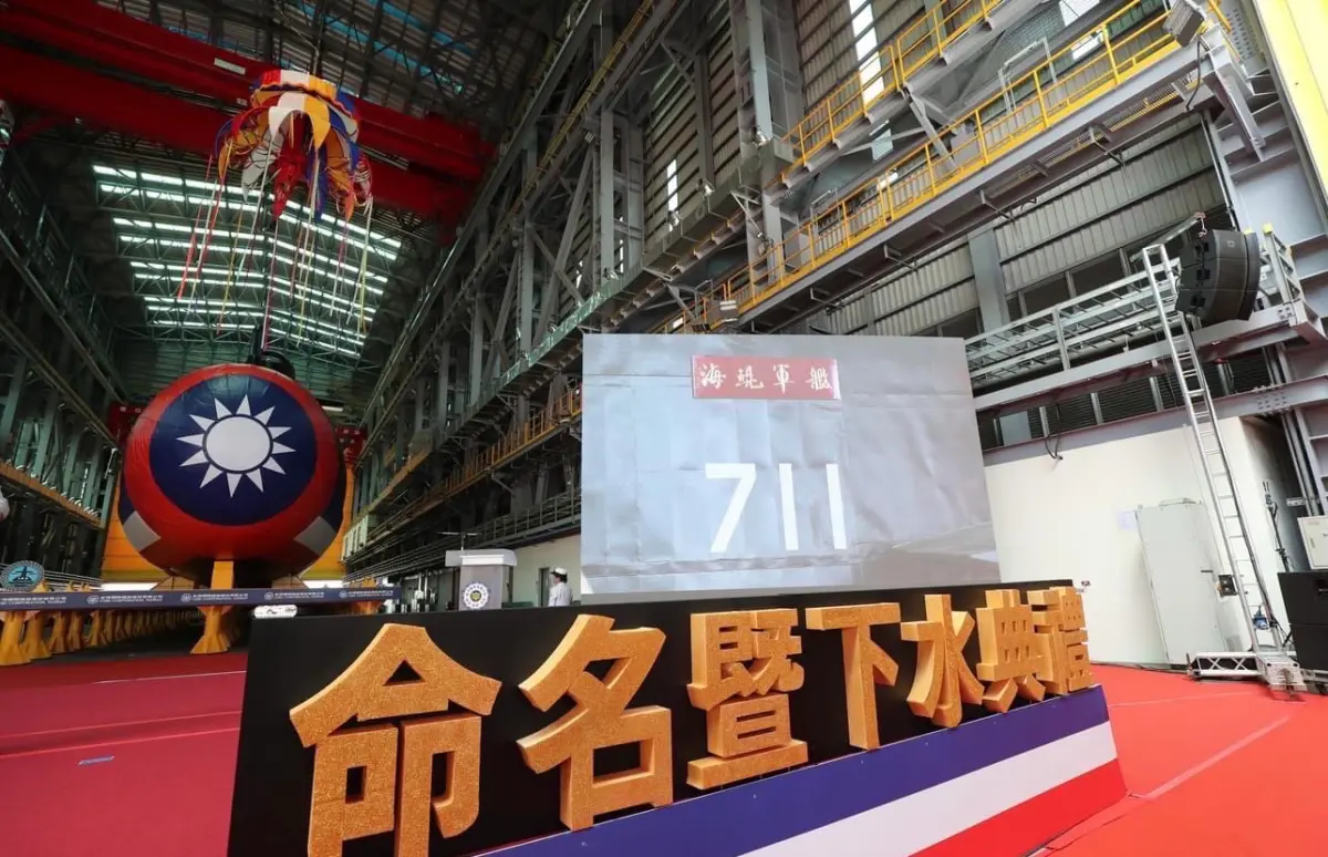 ▲首艘潛艦國造「海鯤軍艦」（舷號711）在高雄台船廠區舉行命名暨下水儀式。（圖／翻攝自國防部發言人臉書）