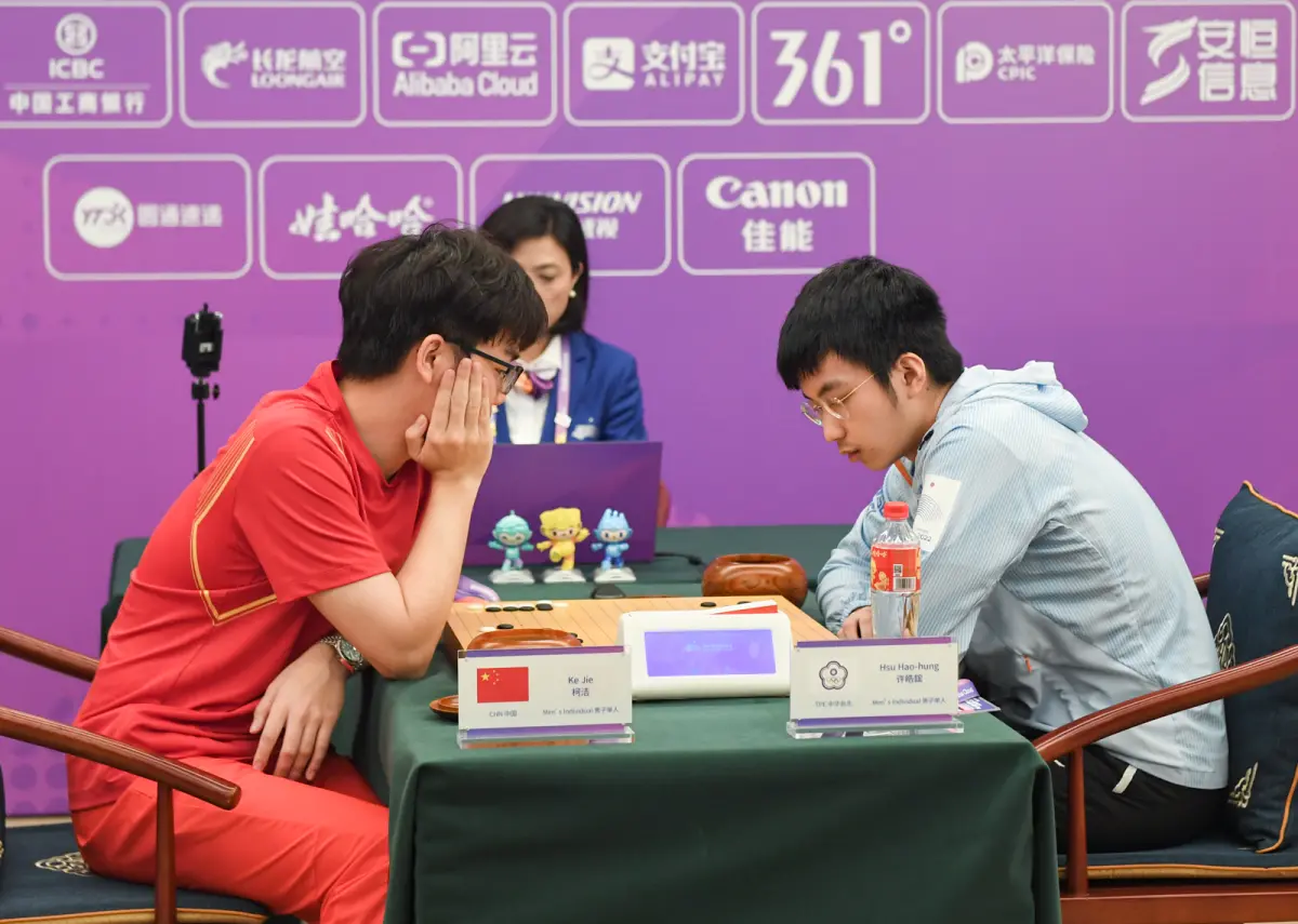 ▲第19屆亞運會男子個人四強，中華隊許皓鋐奪下金牌，圖左紅衣選手為中國大陸名將柯潔。（圖／中華奧會提供）