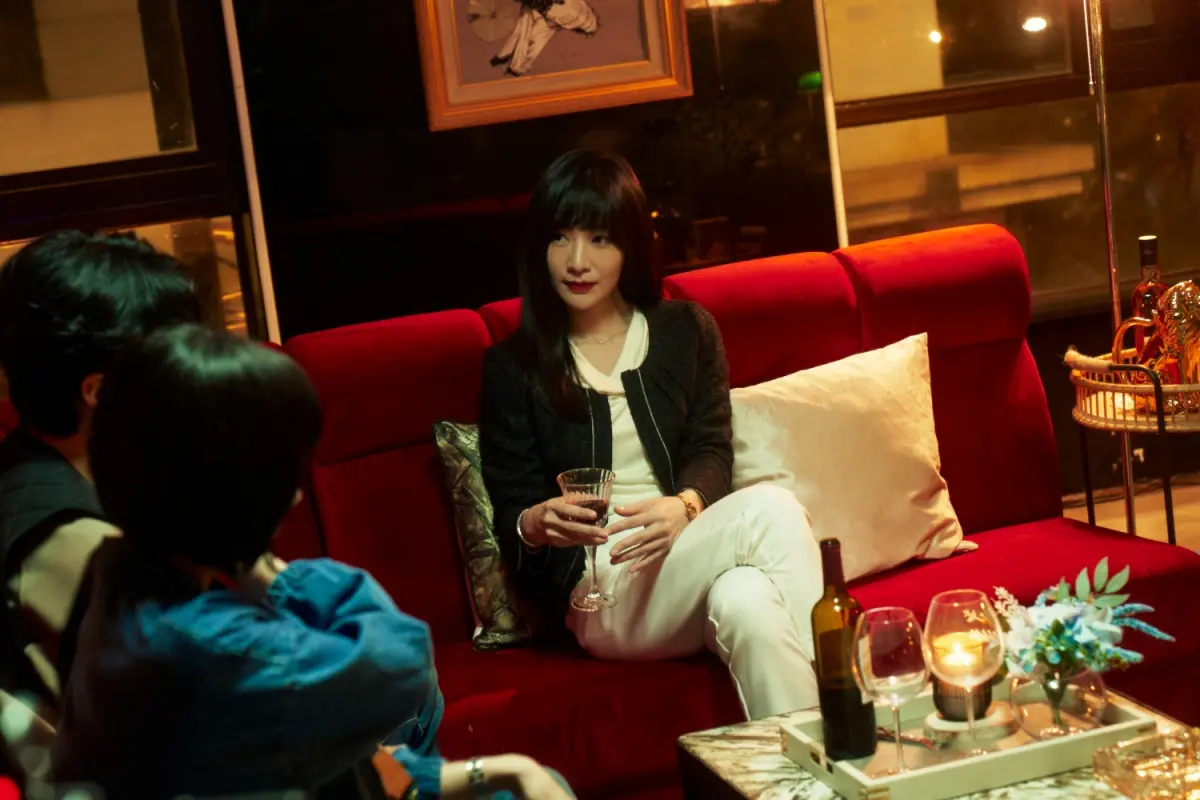 ▲陽靚在《美食無間》飾演柯叔元豔麗情婦，美過簡嫚書吃相難看的大食怪人設。（圖／發起日影視提供）